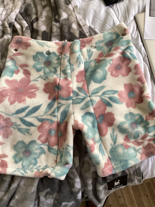 Short shorts with paisley print